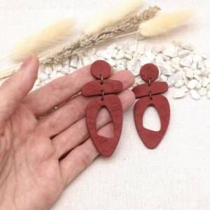 Lange rote Ohrringe in modernem Design, handgefertigt aus Polymer Clay Bild 7