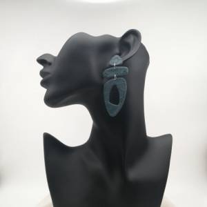 Lange rote Ohrringe in modernem Design, handgefertigt aus Polymer Clay Bild 8