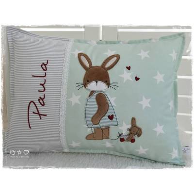 Kissen 30cmx40cm hellgrün/grau mit Doodlestickerei Hasenmädchen mit Nachziehwagen, personalisierbar