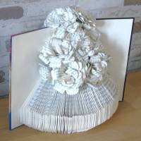 gefaltetes Buch - Buchvase mit Rosen // Buchkunst // Dekoration // Vase // Paperblumen // Rosen aus Papier // Buchdeko Bild 4