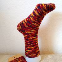 handgestrickte Socken, Größe 38/40, 4fach Sockenwolle, Rot Bunt gemustert Bild 4