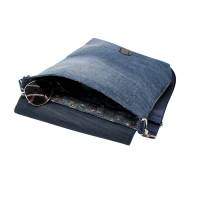 Umhängetasche aus Jeans-Upcycling, kleine Schultertasche mit Patchwork und Klappe mit Steckschloss Bild 4