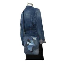 Umhängetasche aus Jeans-Upcycling, kleine Schultertasche mit Patchwork und Klappe mit Steckschloss Bild 9