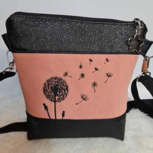 Kleine Handtasche Pusteblume altrosa Umhängetasche rosa schwarz Tasche mit Anhänger Kunstleder Bild 1