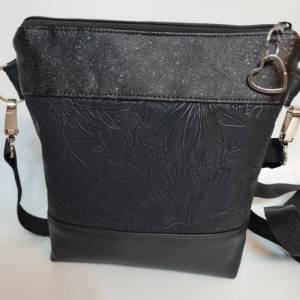 Kleine Handtasche Blumen Muster schwarze  Tasche mit Anhänger Kunstleder und Glitzer Bild 6