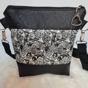 Kleine Handtasche Paisley Muster schwarz weisse  Tasche mit Anhänger Kunstleder und Glitzer Bild 1