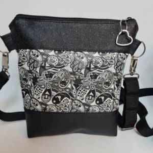 Kleine Handtasche Paisley Muster schwarz weisse  Tasche mit Anhänger Kunstleder und Glitzer Bild 2