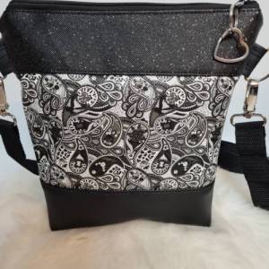 Kleine Handtasche Paisley Muster schwarz weisse  Tasche mit Anhänger Kunstleder und Glitzer Bild 3