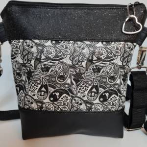 Kleine Handtasche Paisley Muster schwarz weisse  Tasche mit Anhänger Kunstleder und Glitzer Bild 4