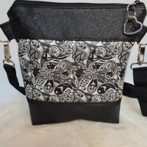 Kleine Handtasche Paisley Muster schwarz weisse  Tasche mit Anhänger Kunstleder und Glitzer Bild 5
