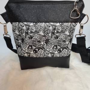 Kleine Handtasche Paisley Muster schwarz weisse  Tasche mit Anhänger Kunstleder und Glitzer Bild 6