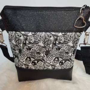 Kleine Handtasche Paisley Muster schwarz weisse  Tasche mit Anhänger Kunstleder und Glitzer Bild 7
