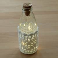 Upcycling: Leuchtflasche mit gehäkeltem Bezug Motiv Herz, weiß, Biobaumwolle, GOTS, Handarbeit Bild 1