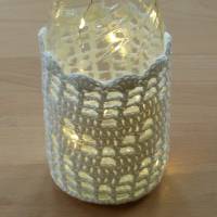 Upcycling: Leuchtflasche mit gehäkeltem Bezug Motiv Herz, weiß, Biobaumwolle, GOTS, Handarbeit Bild 2