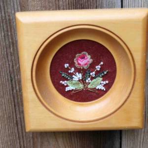 Bild mit Perlenstickerei Blumen Handmade im ungewöhnlichen Holzrahmen 60er Jahre Midcentury DDR Bild 1
