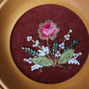 Bild mit Perlenstickerei Blumen Handmade im ungewöhnlichen Holzrahmen 60er Jahre Midcentury DDR Bild 3