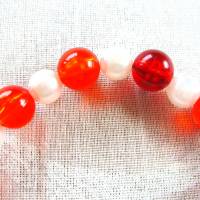 Perlenarmband in Rot-weiß zeitlos schön handgemacht von Hobbyhaus Bild 3