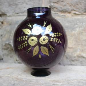 Kugelvase Vase mit Metallfuß lila Glaskunst mundgeblasen Lauscha 70er Jahre Vintage DDR Bild 1