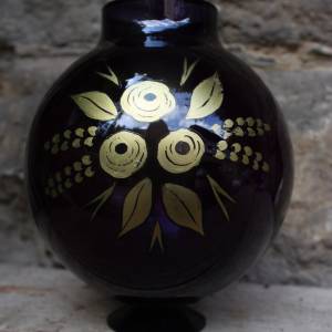 Kugelvase Vase mit Metallfuß lila Glaskunst mundgeblasen Lauscha 70er Jahre Vintage DDR Bild 2