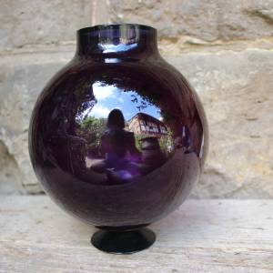 Kugelvase Vase mit Metallfuß lila Glaskunst mundgeblasen Lauscha 70er Jahre Vintage DDR Bild 9