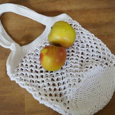 Häkeltasche, Einkaufstasche, Einkaufsnetz in weiß, aus hochwertiger Baumwolle, mit Schulterriemen, von Hand gehäkelt