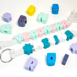 Schlüsselanhänger mit Name oder Wunschtext, personalisiert, 2-farbig - über 50 Farben