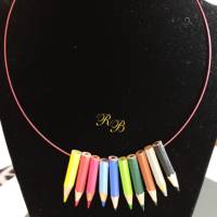 Halskette mit farbenfrohen Buntstiften Bild 1