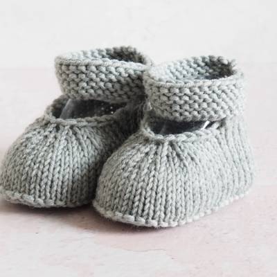 graue Babyschuhe, mit Riemchen, 0-3 Monate, von Hand gestrickt, aus reiner Wolle
