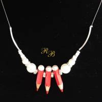 Halskette mit ROTEN Buntstiften und Perlen Bild 1