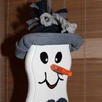 Dekofigur HERBERT SNOWMAN witzige Schneemanfigur aus altem Holz, dekoriert mit Jeansstoff und weihnachtlicher Deko Bild 1