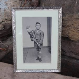 altes gerahmtes Foto / Junge mit Schultüte / silberfarbener Metall Bilderrahmen 50er Jahre Bild 1