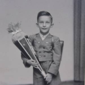altes gerahmtes Foto / Junge mit Schultüte / silberfarbener Metall Bilderrahmen 50er Jahre Bild 2
