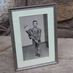 altes gerahmtes Foto / Junge mit Schultüte / silberfarbener Metall Bilderrahmen 50er Jahre Bild 3
