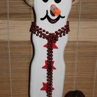 Dekofigur KLAUSI SNOWMAN witzige Schneemanfigur aus recyceltem Holz, dekoriert mit weihnachtlicher Deko und Moos Bild 2
