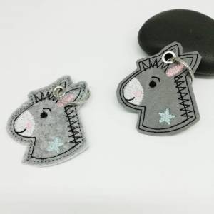 Schlüsselanhänger Kleiner Eselskopf, aus Kunstleder oder Filz, grau schwarz weiß, Geschenkidee Bild 1