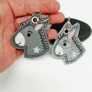 Schlüsselanhänger Kleiner Eselskopf, aus Kunstleder oder Filz, grau schwarz weiß, Geschenkidee Bild 2