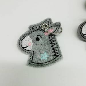Schlüsselanhänger Kleiner Eselskopf, aus Kunstleder oder Filz, grau schwarz weiß, Geschenkidee Bild 7