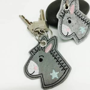 Schlüsselanhänger Kleiner Eselskopf, aus Kunstleder oder Filz, grau schwarz weiß, Geschenkidee Bild 9