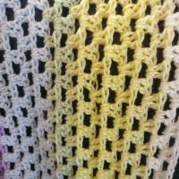Drachenschwanz-Schal, handgehäkelt, luftiger Wollschal in Pastelltönen Bild 4