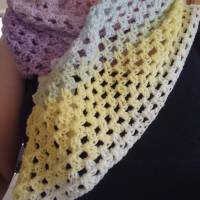 Drachenschwanz-Schal, handgehäkelt, luftiger Wollschal in Pastelltönen Bild 5