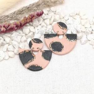 feminine Ohrstecker rosa schwarz, coole modische Ohrringe aus Polymer Clay, Geschenkidee zu Weihnachten Bild 1