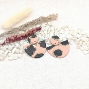 feminine Ohrstecker rosa schwarz, coole modische Ohrringe aus Polymer Clay, Geschenkidee zu Weihnachten Bild 3