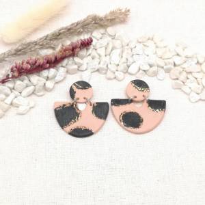 feminine Ohrstecker rosa schwarz, coole modische Ohrringe aus Polymer Clay, Geschenkidee zu Weihnachten Bild 4
