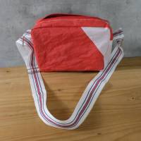 Upcycling-Umhängetasche aus Surfsegel in rot und weiß mit breitem Träger Bild 4