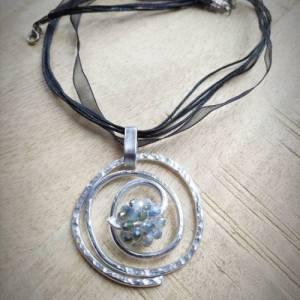 Drahtjuwel Amulett, Drahtschmuck, Aluminium silberAnhänger, Anhänger Spirale  silber,keltischer Schmuck Bild 2