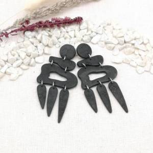 große schwarze Polymer Clay Ohrringe in extravagantem Design Bild 5