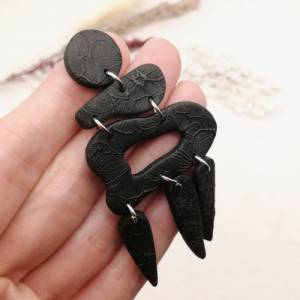 große schwarze Polymer Clay Ohrringe in extravagantem Design Bild 7