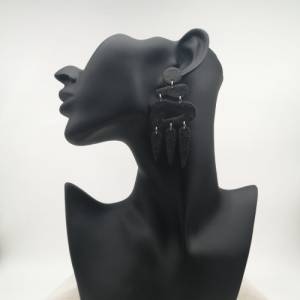 große schwarze Polymer Clay Ohrringe in extravagantem Design Bild 8