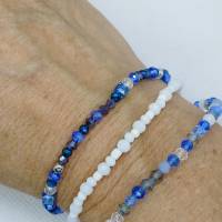 3 Armbänder mit facettierten Glasperlen auf Gummiband, blau/weiß Bild 1