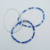 3 Armbänder mit facettierten Glasperlen auf Gummiband, blau/weiß Bild 2